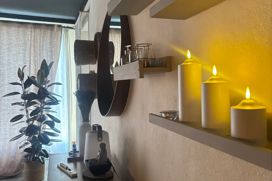 Detalle de velas, piedras y aceites aromáticos