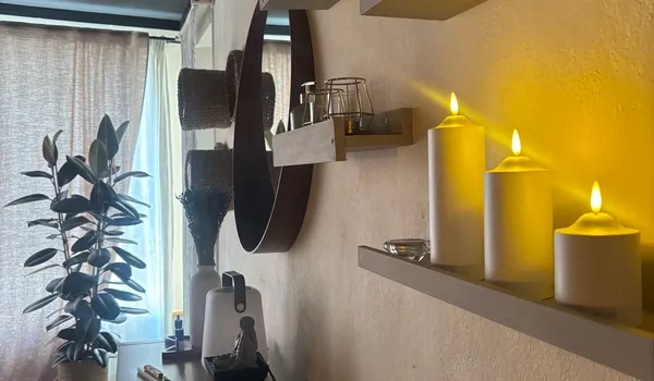 Detalle de velas, piedras y aceites aromáticos